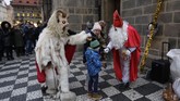 Santo Nikolas disebut jadi inspirasi penciptaan Santa Claus. (AP Photo/Petr David Josek)