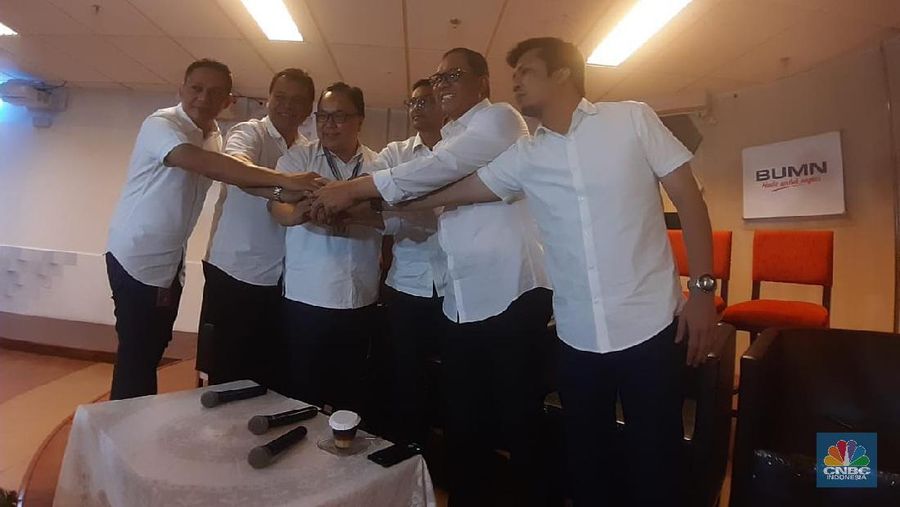 Pelaksana tugas (Plt) Direktur Utama Garuda Indonesia Fuad Rizal memperkenalkan jajaran direksi sementara di kantor Kementerian BUMN.
