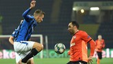 Setelah berhasil mencetak gol, Atalanta berupaya mencari gol kedua untuk makin mengamankan posisi. (Photo by Sergei SUPINSKY / AFP)