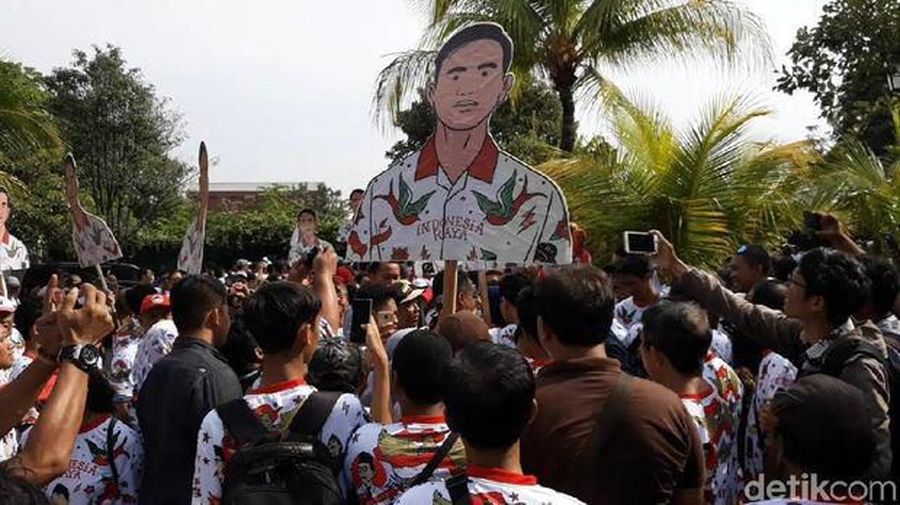 Tiba-tiba dua putera Presiden Joko Widodo (Jokowi) bersitegang. Kaesang Pangarep menantang Gibran Rakabuming Raka di Solo.