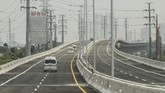 Presiden Jokowi berharap jalan tol layang ini bisa mengurai kemacetan dan waktu tempuh hingga 30 persen. (ANTARA FOTO/ Fakhri Hermansyah)