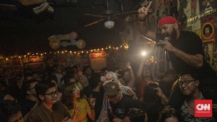 Berbagi Lapak Karaoke Massal dan Konvensional