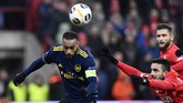 Gol Alexandre Lacazette (kiri) pada menit ke-79 membuat Arsenal berhasil memperkecil kedudukan menjadi 1-2 melawan Standard Liege. (JOHN THYS / AFP)