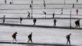 Para pelajar Virginia Tech berjalan melewati taman Drillfield yang tertutupi salju di area kampus Blacksburg, Vancouver. (Matt Gentry/The Roanoke Times via AP)