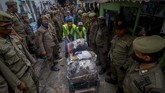 Sementara Satuan Polisi Pamong Praja Kota Bandung mengklaim sebelum penggusuran surat peringatan sudah dilayangkan sehingga pembongkaran bangunan sudah sesuai SOP. (ANTARA FOTO/Raisan Al Farisi)