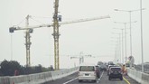 Masyarakat yang akan menuju Bandung dan wilayah lainnya di timur Pulau Jawa bisa menggunakan ruas tol baru mulai pintu Tol Cikunir dan berakhir di Karawang Barat. (ANTARA FOTO/Akbar Nugroho Gumay)
