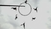 Dengan mengikatkan diri pada suatu alat pengangkat (crane), para penari berlatih untuk pertunjukan perayaan natal di Bogota. (Juan BARRETO/AFP)
