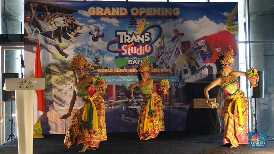 Taman bermain dalam ruangan (theme park indoor) berkelas internasional, Trans Studio Bali resmi dibuka pada Kamis (12/12/2019). Acara grand opening dibuka dengan tarian khas Bali.

“Terima kasih karena wahana-wahana ini tidak menghilangkan identitas kami,” ujar Walikota Denpasar Ida Bagus Rai Dharmawijaya Mantra dalam sambutannya.

Wakil Gubernur (Wagub) Bali Tjokorda Oka Artha Ardana Sukawati juga memberikan sambutan. “Saya harapkan dengan adanya atraksi baru bisa menarik wisatawan yang punya segmen-segmen tertentu. Apalagi ini berbasis teknologi,” ujar Wagub Tjokorda Oka.

Penandatanganan prasasti peresmian Trans Studio Bali oleh Walikota Denpasar Ida Bagus Rai Dharmawijaya Mantra.

Setelah penandatangan prasasti, Pimpinan CT Corp Chairul Tanjung mengabadikan momen bersama Walikota Denpasar Ida Bagus Rai Dharmawijaya Mantra, Wakil Gubernur Bali Tjokorda Oka Artha Ardana Sukawati, Dony Oskaria selaku CEO Hospitality & Entertainment CT Corp, Staf Khusus (Stafsus) Presiden, Putri Indahsari Tanjung, dan tamu VIP lainnya.

Pimpinan CT Corp Chairul Tanjung mengajak Wakil Gubernur Bali Tjokorda Oka Artha Ardana Sukawati, Walikota Denpasar Ida Bagus Rai Dharmawijaya Mantra, dan tamu VIP lainnya berkeliling Trans Studio Bali.

Wakil Gubernur Bali Tjokorda Oka Artha Ardana Sukawati mencoba Virtual Dining Bersama Peri-Peri di area The World of The Senses di Trans Studio Bali.

Pimpinan CT Corp Chairul Tanjung, Wakil Gubernur Bali Tjokorda Oka Artha Ardana Sukawati, Walikota Denpasar Ida Bagus Rai Dharmawijaya Mantra, dan Anita Ratnasari Tanjung dan para tamu VIP berfoto bersama di area Titanic.  (CNBC Indonesia/Thea Fathanah Arbar)