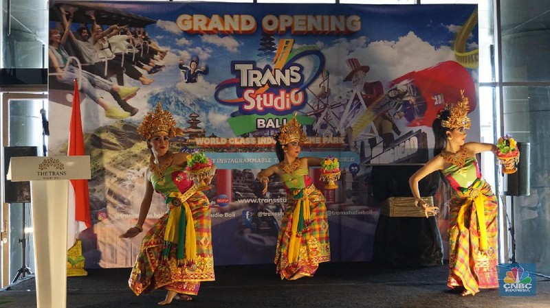 Taman bermain dalam ruangan berkelas internasional, Trans Studio Bali resmi dibuka pada Kamis (12/12/2019). Acara grand opening dibuka dengan tarian khas Bali.