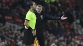 Pelatih Manchester United Ole Gunnar Solskjaer (kanan) melakukan protes ke hakim garis di laga melawan AZ Alkmaar di Stadion Old Trafford. MU gagal mencetak gol di babak pertama. (Lindsey Parnaby / AFP)