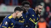 Arsenal kemudian memastikan satu poin setelah Bukayo Saka (tengah) mencetak gol penyeimbang 2-2 pada menit ke-81. (JOHN THYS / AFP)