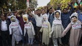 Aksi protes dilaporkan berujung ricuh, beberapa demonstran merusak properti hingga membakar sejumlah kendaraan, Kamis (12/12). (AP Photo/Anupam Nath)