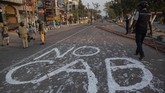 Sehari setelah demo, jalan-jalan di kota Guwahati dilaporkan sepi. Petugas keamanan berjaga di beberapa titik dan lokasi strategis. (AP Photo/Anupam Nath)
