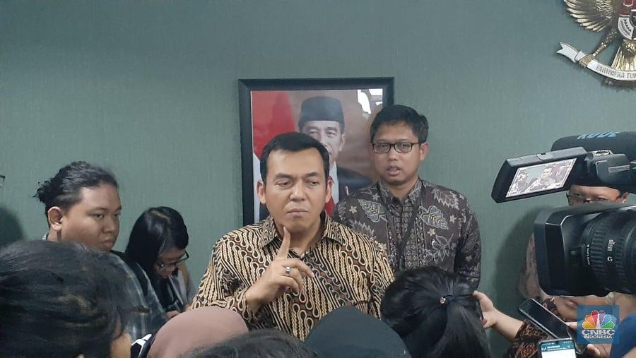 Industri baja nasional saat ini mengalami tekanan karena derasnya impor baja.