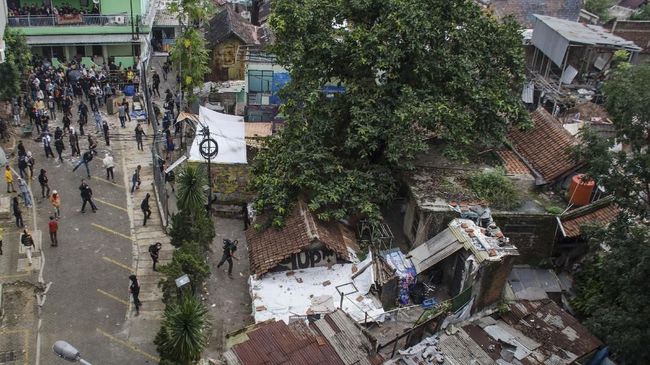 Polisi Tangkap 25 Orang  Ricuh Tamansari 5 Bawa  Senjata  Tajam