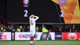 Kiper Standard Liege Arnaud Bodart bereaksi setelah ditahan imbang Arsenal. Hasil ini membuat Arsenal menjadi juara Grup F dan lolos bersama Eintracht Frankfurt. (JOHN THYS / AFP)