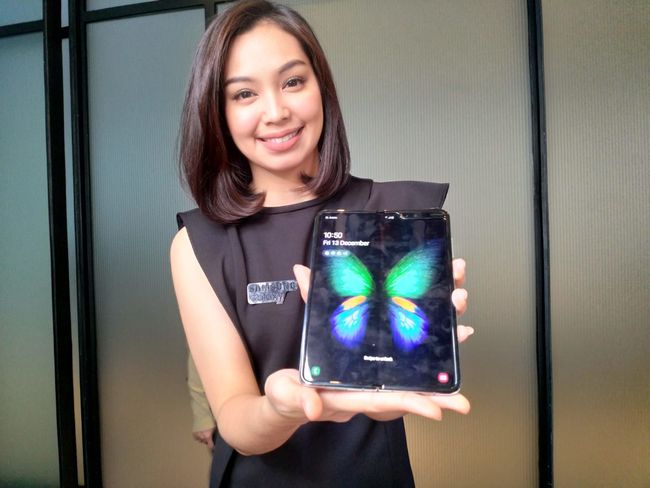 Samsung Galaxy Fold Rp 30 Juta Vs Iphone 11 Pro Pilih Mana Samsung Galaxy Fold Rp 30 Juta Vs Iphone 11 Pro Pilih Mana