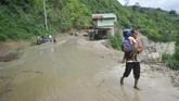 Wilayah Kecamatan Koto Parik Gadang, Diateh, Sungai Pagu, dan Pauh Duo diterjang banjir bandang dengan 1.000 rumah terendam banjir hingga ketinggian 120 sentimeter, enam rumah hanyut, dan satu jembatan roboh. (ANTARA FOTO/Iggoy el Fitra/foc.)