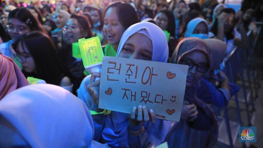Fans NCT Dream di HUT ke-18 Transmedia di Trans Studio Cibubur (CNBC Indonesia/Andrean Kristianto)