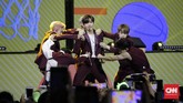 NCT Dream tampil membawakan lima lagu hit mereka, di antaranya