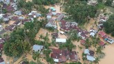 Hingga Jumat (13/12) pagi, banjir bandang yang terjadi di Solok, Sumatera Barat ketinggiannya terus meningkat hingga mencapai lebih dari satu meter. (ANTARA FOTO/Iggoy el Fitra/nz)