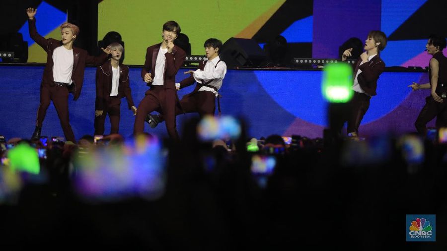 EXO dan NCT mengguncang panggung HUT Transmedia pada Sabtu dan Minggu kemarin. 