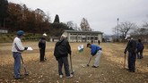 Limbah radioaktif dari dekontaminasi di sekiar pabrik dan seluruh area Fukushima disimpan dalam ribuan kantong penyimpanan yang disimpan sementara di Futaba dan Okuma.(AP Photo/Jae C. Hong)