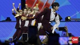 Tampil dengan busana berwarna senada merah keunguan, mereka memperkenalkan diri satu persatu sambil menyapa penggemar dengan Bahasa Indonesia. Kata