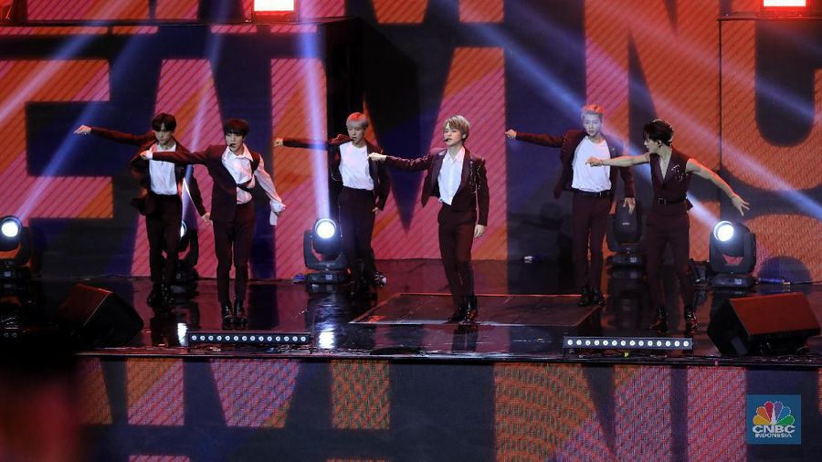 EXO dan NCT mengguncang panggung HUT Transmedia pada Sabtu dan Minggu kemarin. 