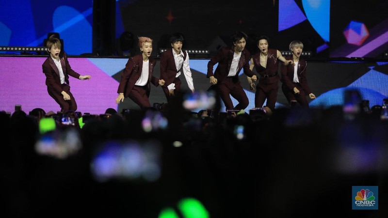 EXO dan NCT mengguncang panggung HUT Transmedia pada Sabtu dan Minggu kemarin. 