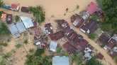 Selain banjir, di Jorong Sapan Salak dan Jorong Manggih di Kawasan Pinti Kayu, Kecamatan Koto Parik Gadang Diateh dporak poranda akibat tanah longsor dua pekan lalu. (ANTARA FOTO/Iggoy el Fitra/nz)