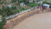 Sekitar 57 rumah dilaporkan rusak, tujuh diantaranya rusak parah sehingga tidak bisa lagi ditinggali dan sisanya rusak ringan hingga terendam lumpur. (ANTARA FOTO/Iggoy el Fitra/foc.)