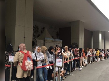 Tak Sabar Tunggu Idolanya Tampil, EXO-L Datang Lebih Awal