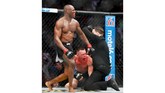 Wasit Marc Goddard menghentikan pertarungan dan memberi kemenangan TKO kepada Kamaru Usman saat ronde kelima berjalan 4 menit dan 10 detik. (AP Photo/John Locher)
