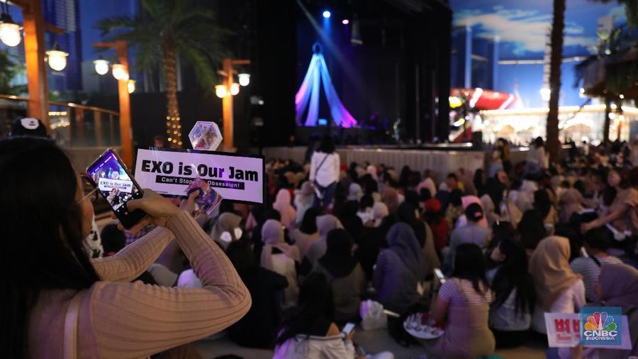 Meski boyband idolanya masih sibuk latihan, fans yang sudah ramai histeris tak sabar menunggu aksi sang idola