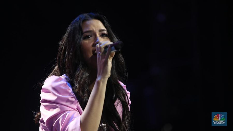 Aksi panggung Raisa di HUT ke 18 Transmedia (CNBC Indonesia/Tri Susilo)