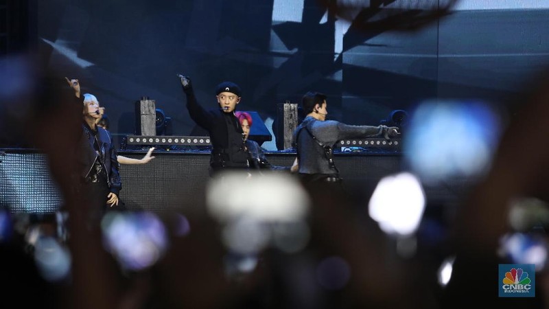 Malam ini tepat hari kedua perayaan HUT Transmedia ke 18 dengan tema Miracle 18th. Penampilan EXO membuat penonton histeris.