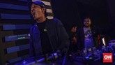 Oomleo adalah sosok di balik kemunculan ingar-bingar karaoke massal. Jauh sebelumnya, penyandang nama lahir Narpati Awangga ini sudah mulai menggagas konsep karaoke massal sejak awal medio 2000-an. (CNN Indonesia/Bisma Septalisma)