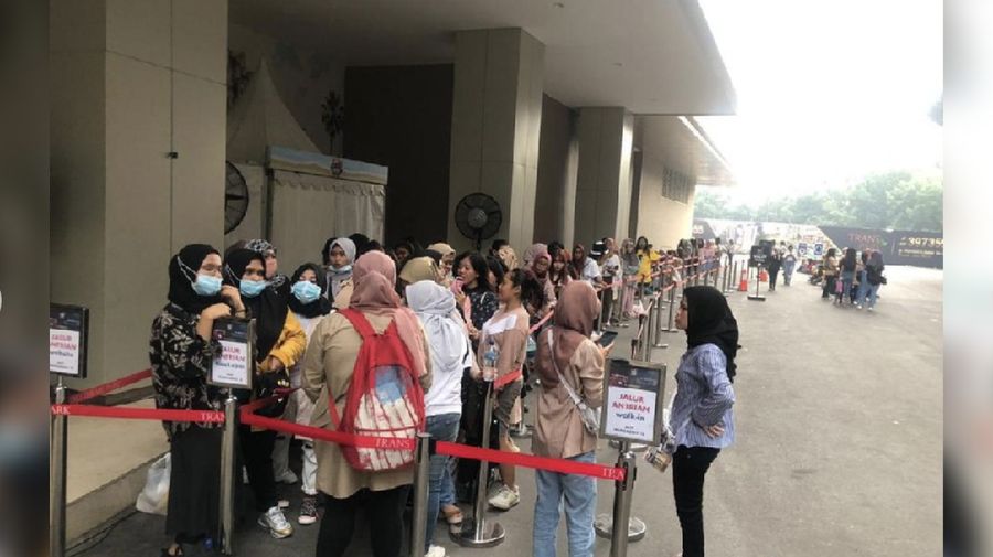Antreannya pun mengular yang sekira panjangnya 10 meter.