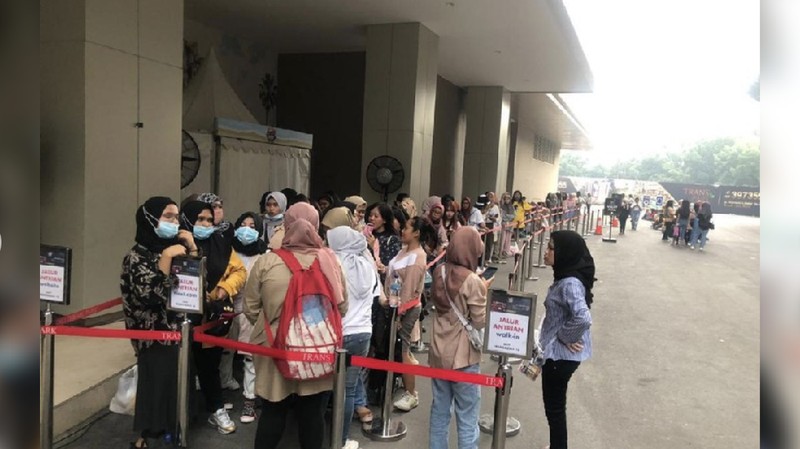 Antreannya pun mengular yang sekira panjangnya 10 meter.