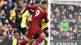Liverpool menjamu Watford pada lanjutan Liga Inggris di Stadion Anfield, Sabtu (14/12). Penyerang Liverpool Roberto Firmino duel dengan pemain Watford Will Hughes. (AP Photo/Rui Vieira)