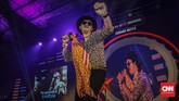 Hafal lirik atau tidak tak jadi masalah. Selayaknya karaoke sungguhan, tersedia layar berisi lirik lagu yang sedang dimainkan. (CNN Indonesia/Bisma Septalisma)
