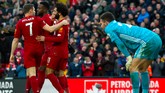 Kembali menggunakan kaki kanan, Mohamed Salah meneruskan tendangan Divock Origi yang tidak tepat sasaran. Salah mencetak tiga gol dalam dua laga terakhir dan semuanya menggunakan kaki kanan, kaki terlemahnya. (AP Photo/Rui Vieira)