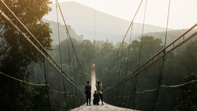 Kemah Mendebarkan di Sudut Cantik Situ Gunung