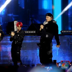 Ribuan Penonton Terbius Tembakan Cinta EXO di HUT Transmedia