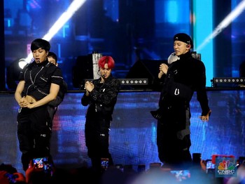 Ribuan Penonton Terbius Tembakan Cinta EXO di HUT Transmedia
