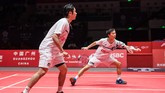 Endo/Watanabe memberikan kesulitan kepada Ahsan/Hendra jelang gim pertama berakhir. Sempat tertinggal 21-22 Endo/Watanabe memaksa Ahsan/Hendra kembali deuce. Tetapi pasangan Jepang itu harus kehilangan gim pertama setelah kalah 22-24. (STR / AFP)
