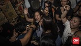 Tak ayal, karaoke yang dulu hanya berlangsung di ruang-ruang privat, kini mulai meluas ke bar-bar kecil dengan jadwat yang padat. (CNN Indonesia/Bisma Septalisma)