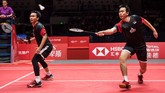 Mohammad Ahsan/Hendra Setiawan menghadapi Hiroyuki Endo/Yuta Watanabe di final BWF World Tour Finals, Minggu (15/12), usai mengalahkan Lee Yang/Wang Chi-lin di semifinal. (STR / AFP)