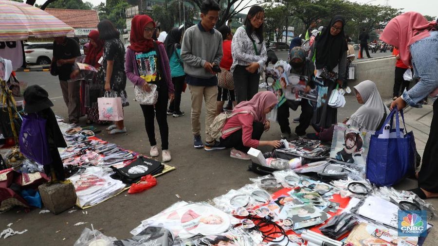 Para penjual merchandise  untuk fans EXO  sudah ada di Trans Studio Mal (TSM) Cibubur, sejak pagi tadi.
